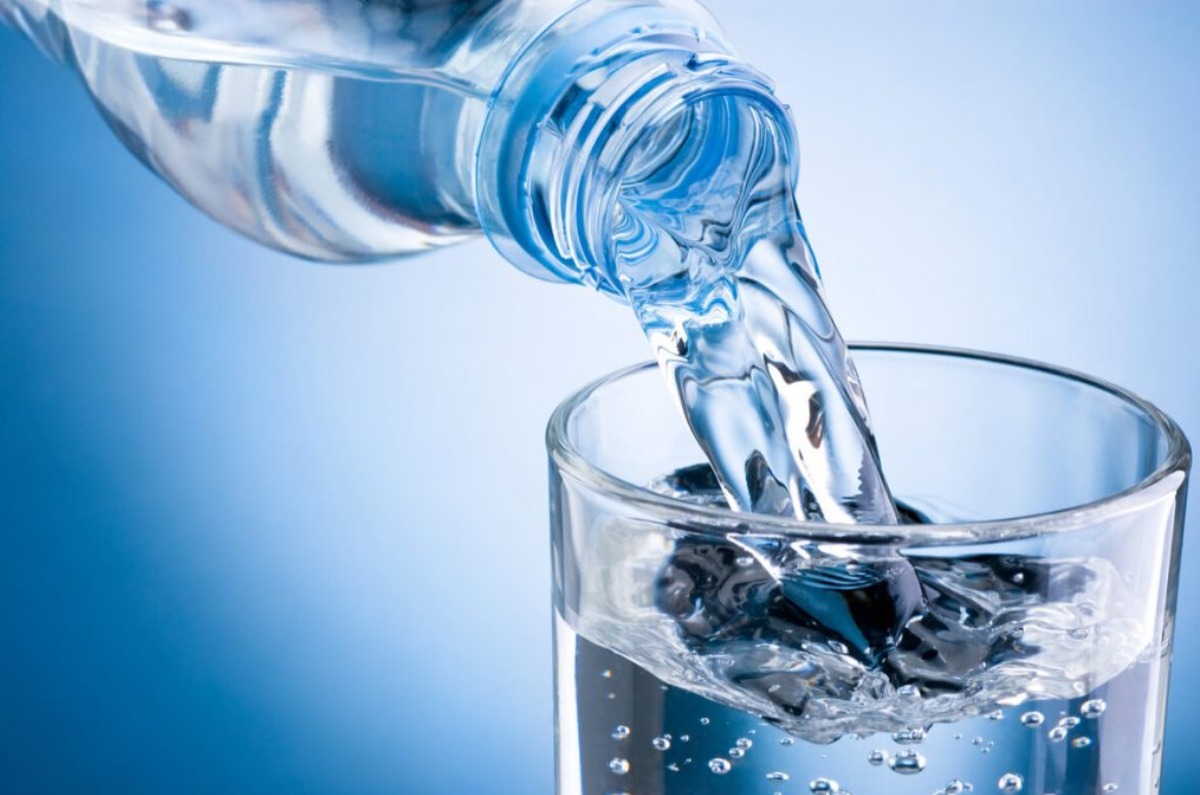 beber agua destilada