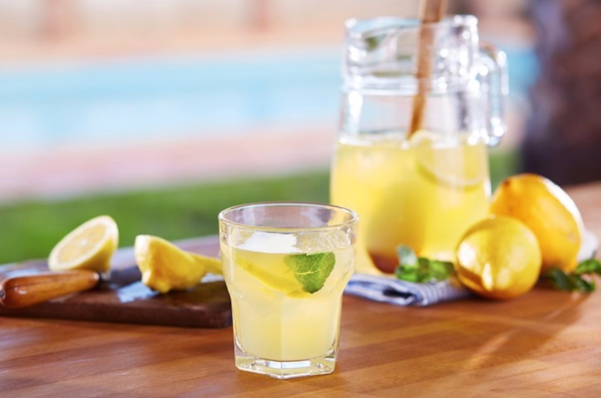 beneficios de tomar agua con limón