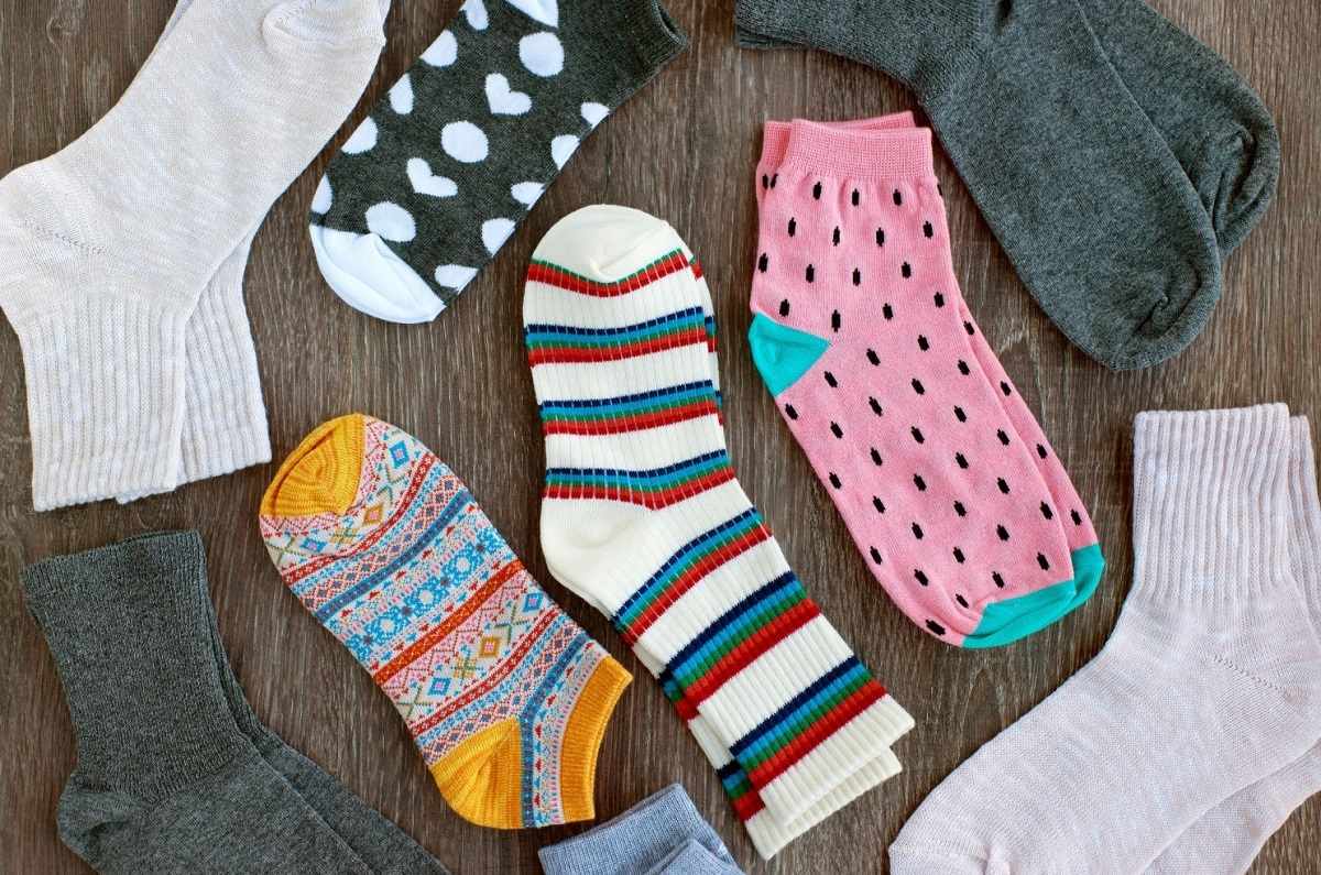 Cómo lavar los calcetines blancos y de colores