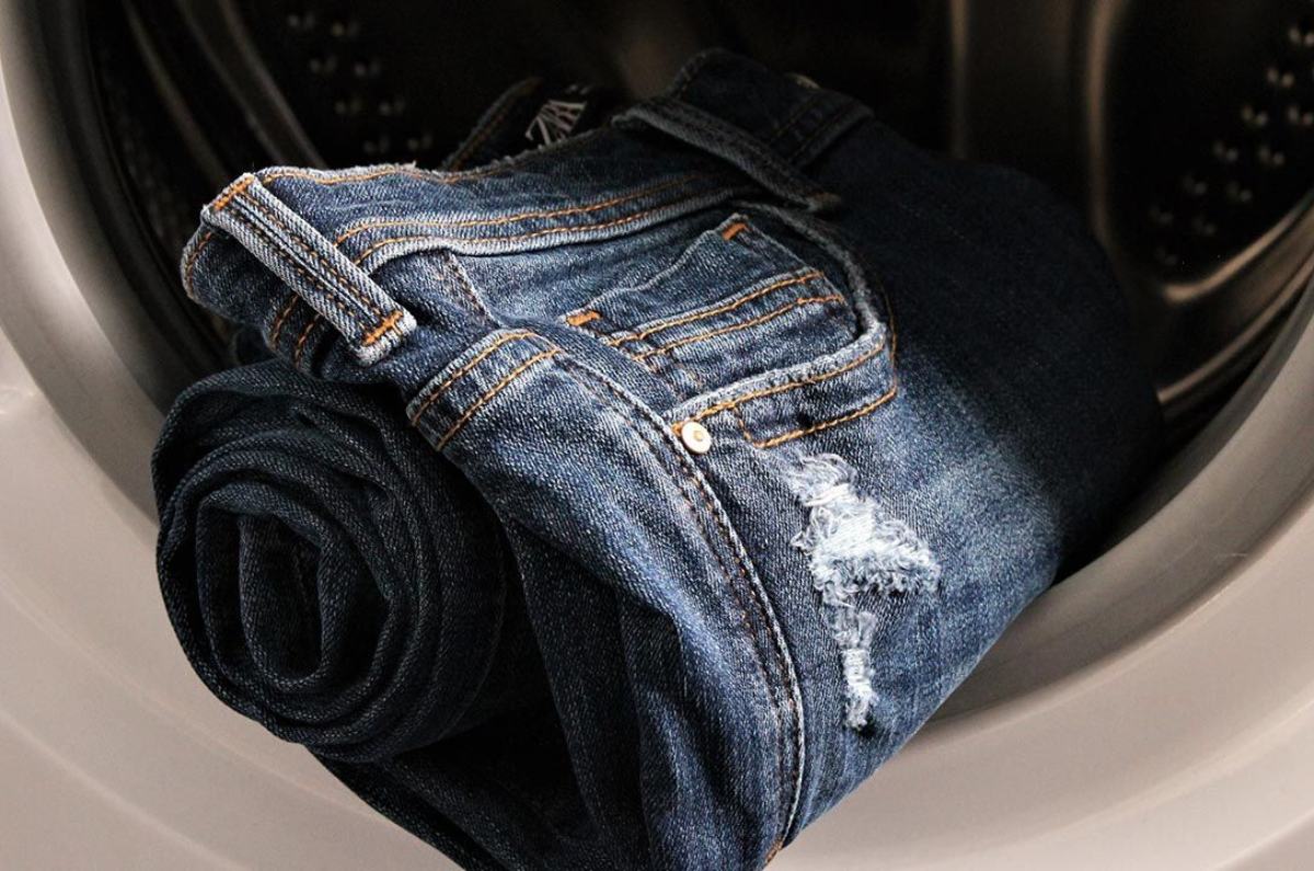 cómo lavar pantalones de mezclilla