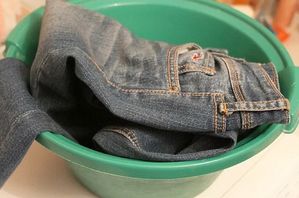 cómo lavar pantalones de mezclilla