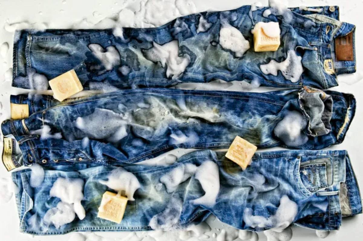 cómo lavar pantalones de mezclilla
