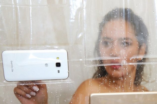 Por esta razón no debes escuchar música con tu celular mientras te bañas
