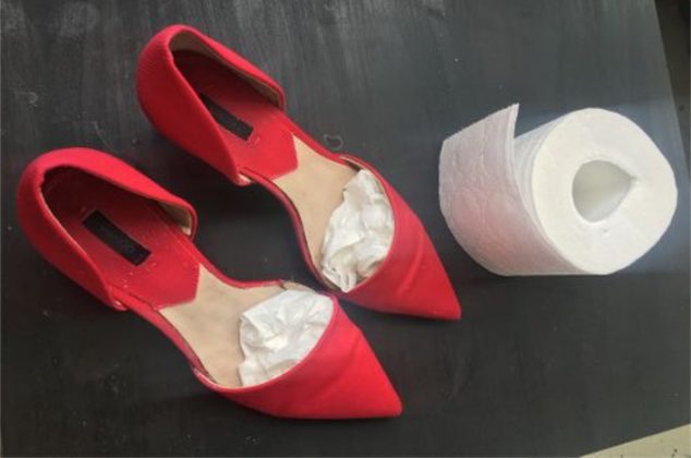 Por esta razón debes poner papel higiénico en los zapatos esta temporada