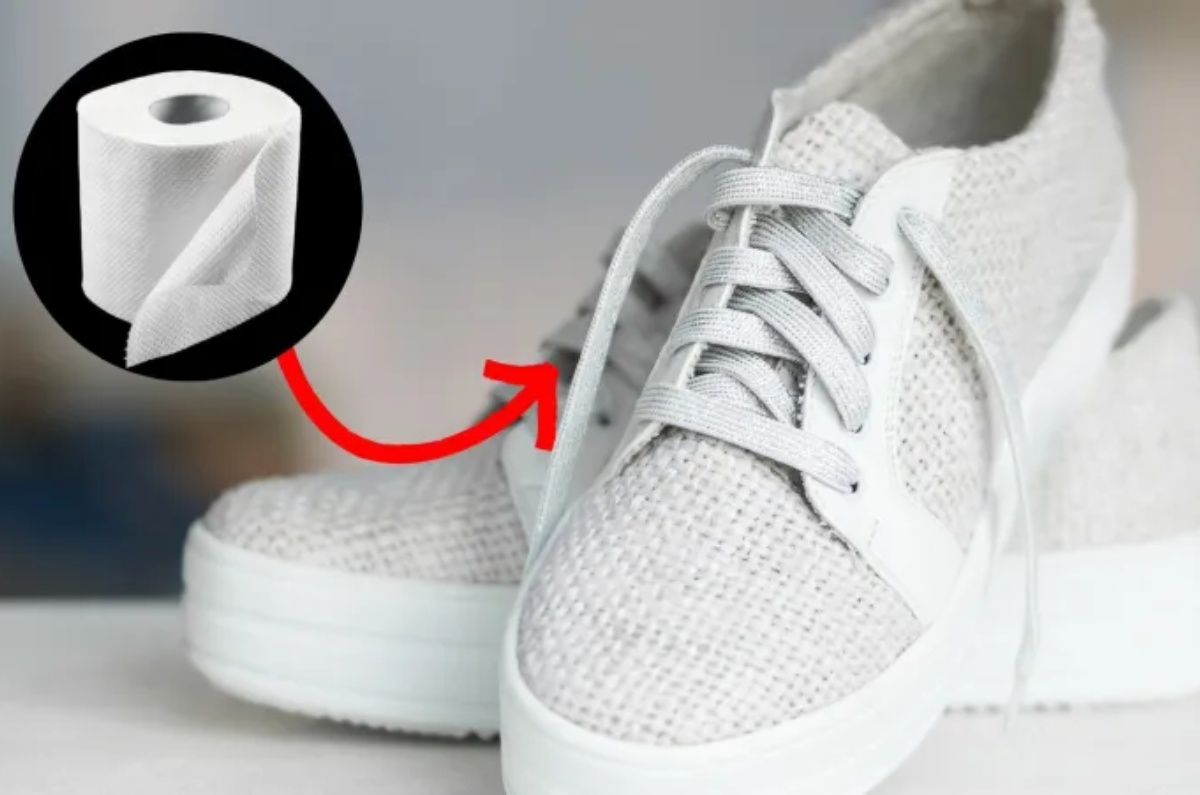 poner papel higiénico en los zapatos 
