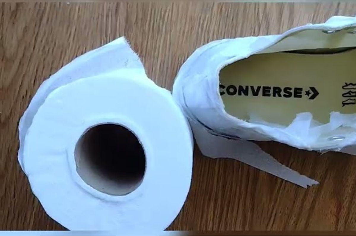 papel higiénico en los zapatos