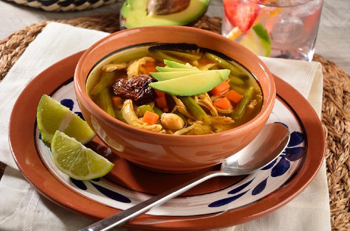 Cómo hacer caldo tlalpeño, la receta tradicional y original