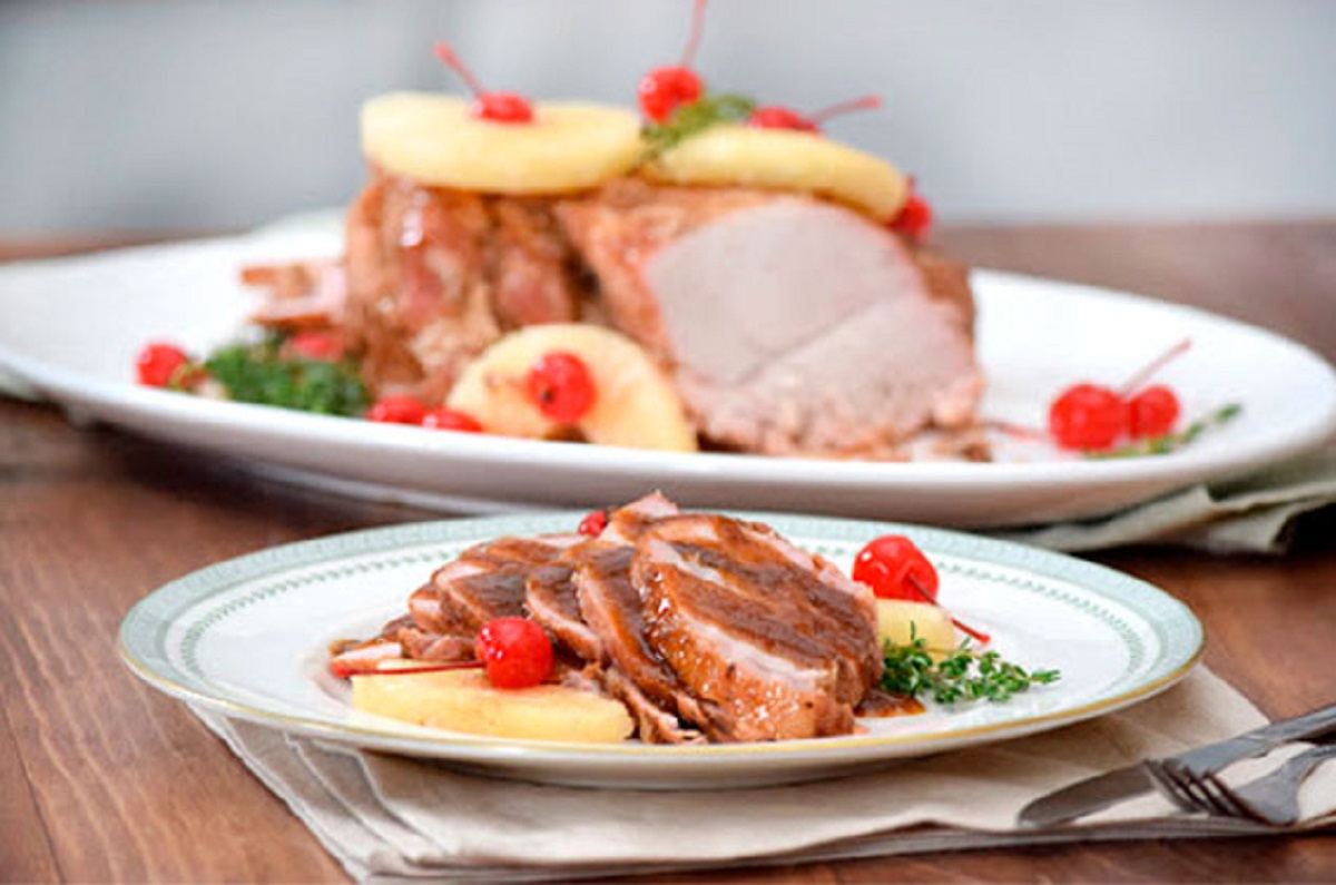 Pierna al horno con vino tinto y piña para Navidad