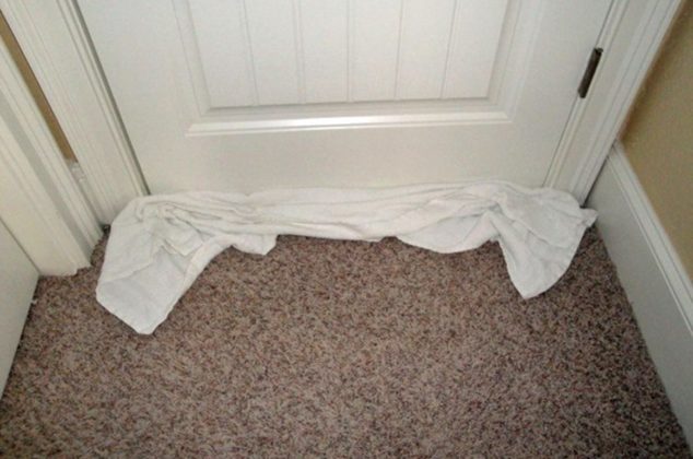 Truco de la toalla debajo de la puerta para calentar la casa