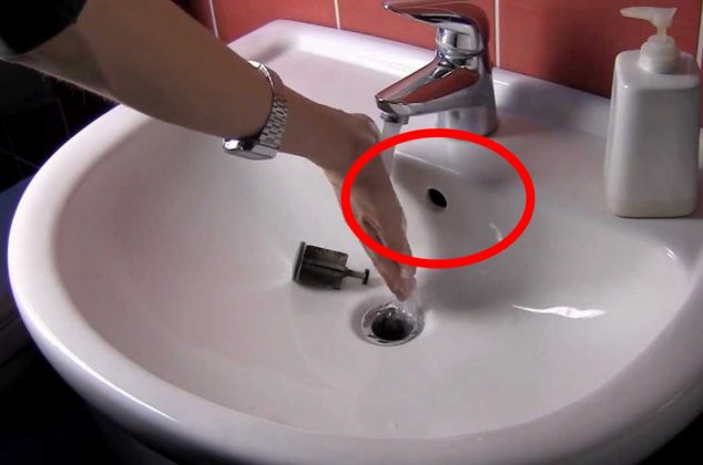 Este es el motivo por el que hay un agujero superior en los lavabos del baño