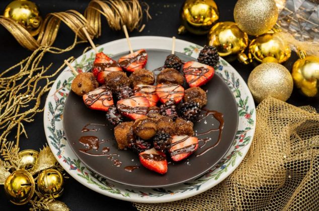 Deliciosas brochetas de churros con fresas ¡en 30 minutos!