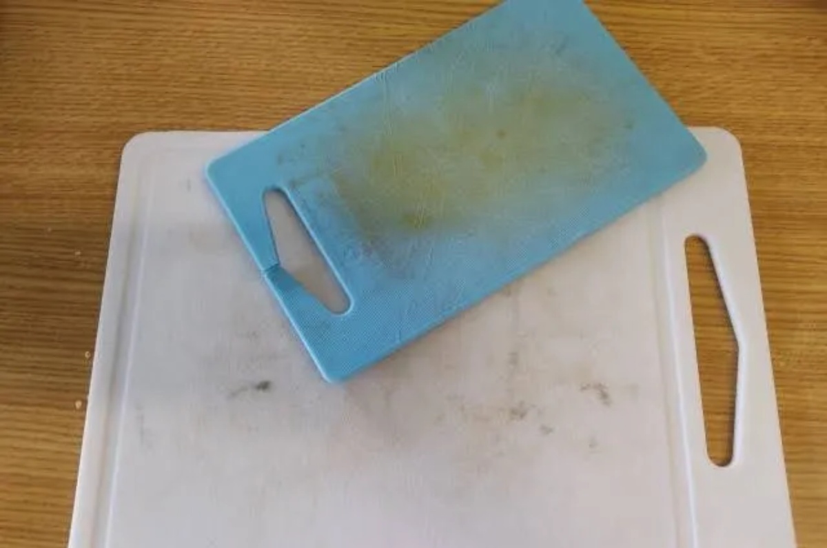 cómo limpiar una tabla de picar de plástico