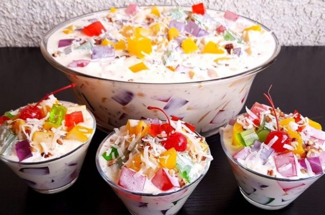 Deliciosa ensalada cremosa de gelatina con fruta, receta fácil