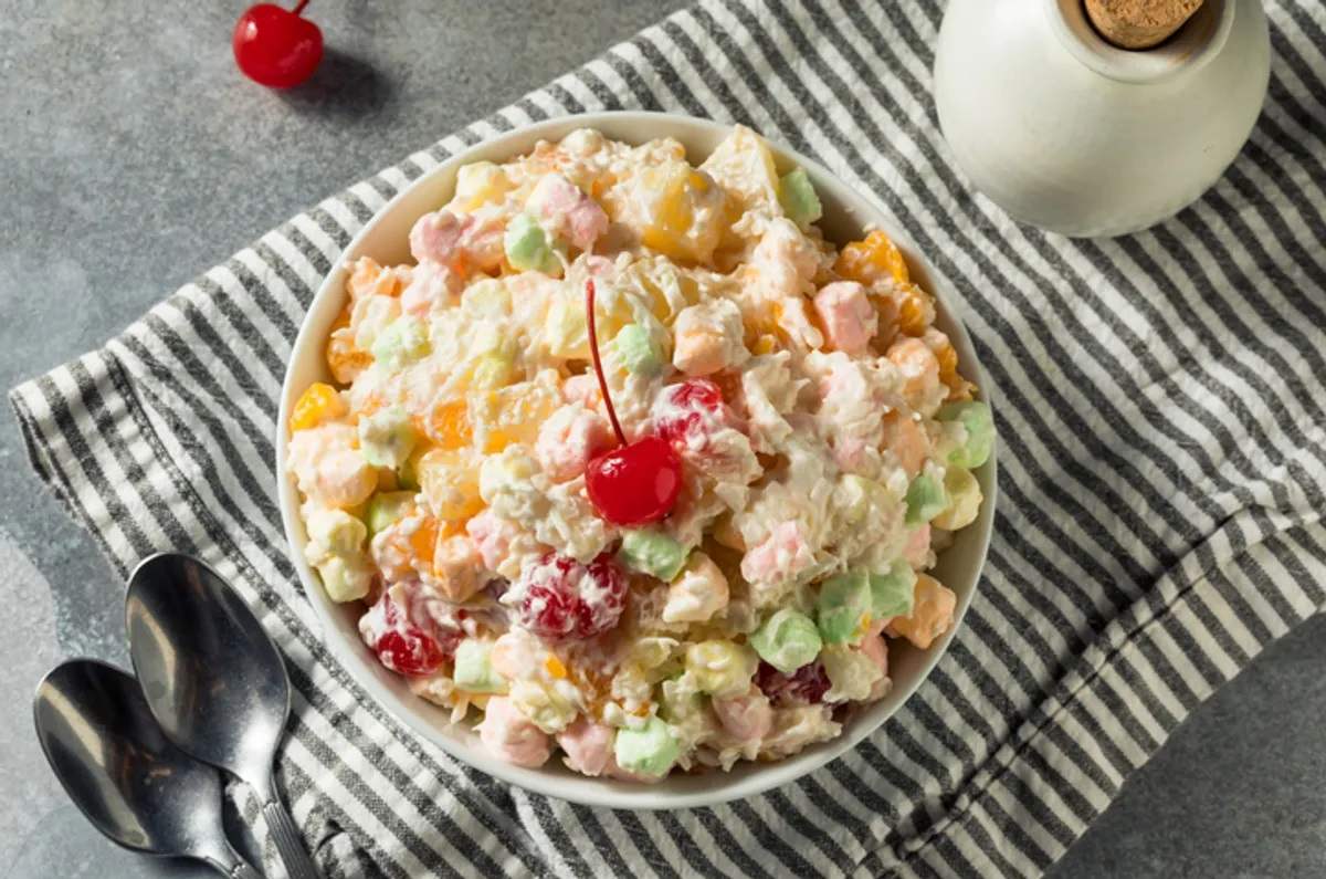 Ensalada Ambrosía: manzana cremosa con bombones