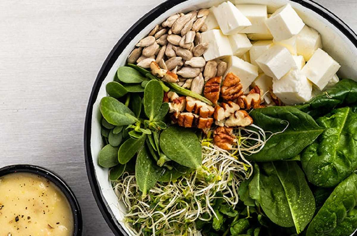 Ensalada de hojas verdes con semillas