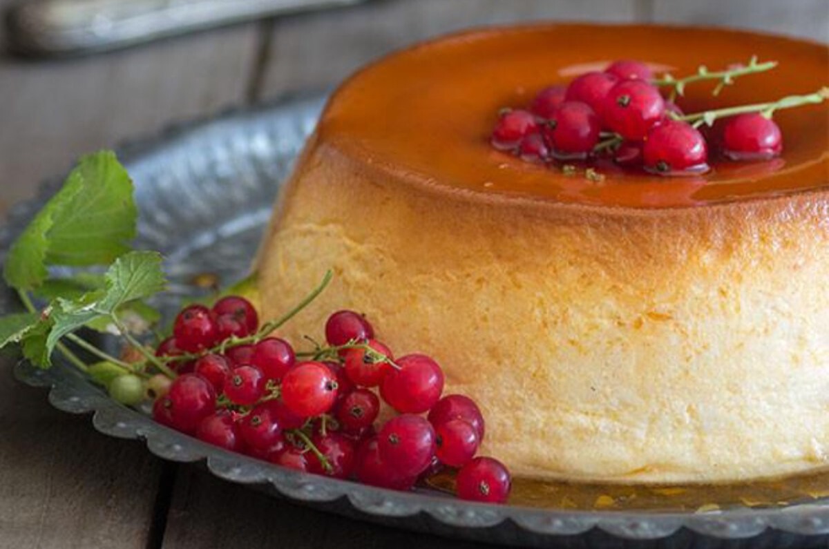 No se sabe si en un inicio el flan fue pensado para ser consumido como postre, desayuno, almuerzo o cena, aunque la tendencia muestra una alta preferencia por su consumo entre comidas. 