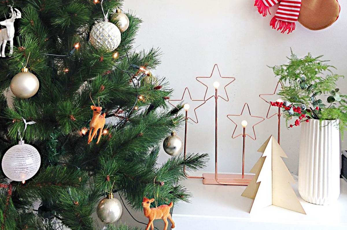 hojas de laurel debajo del Árbol de Navidad