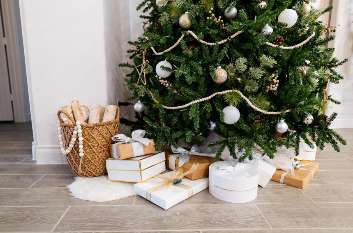 hojas de laurel debajo del Árbol de Navidad