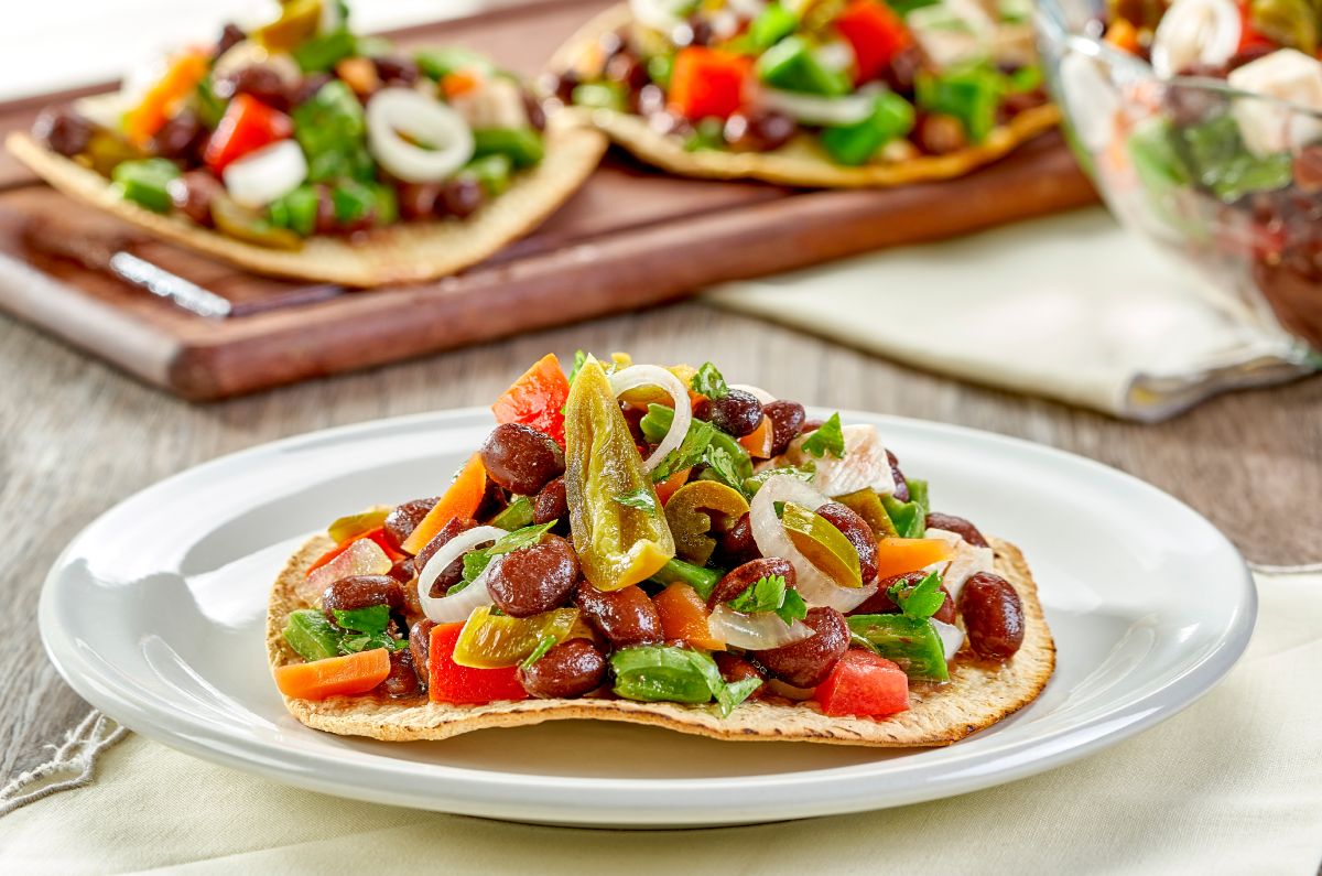 Tostadas de ensalada de frijoles con nopales y panela