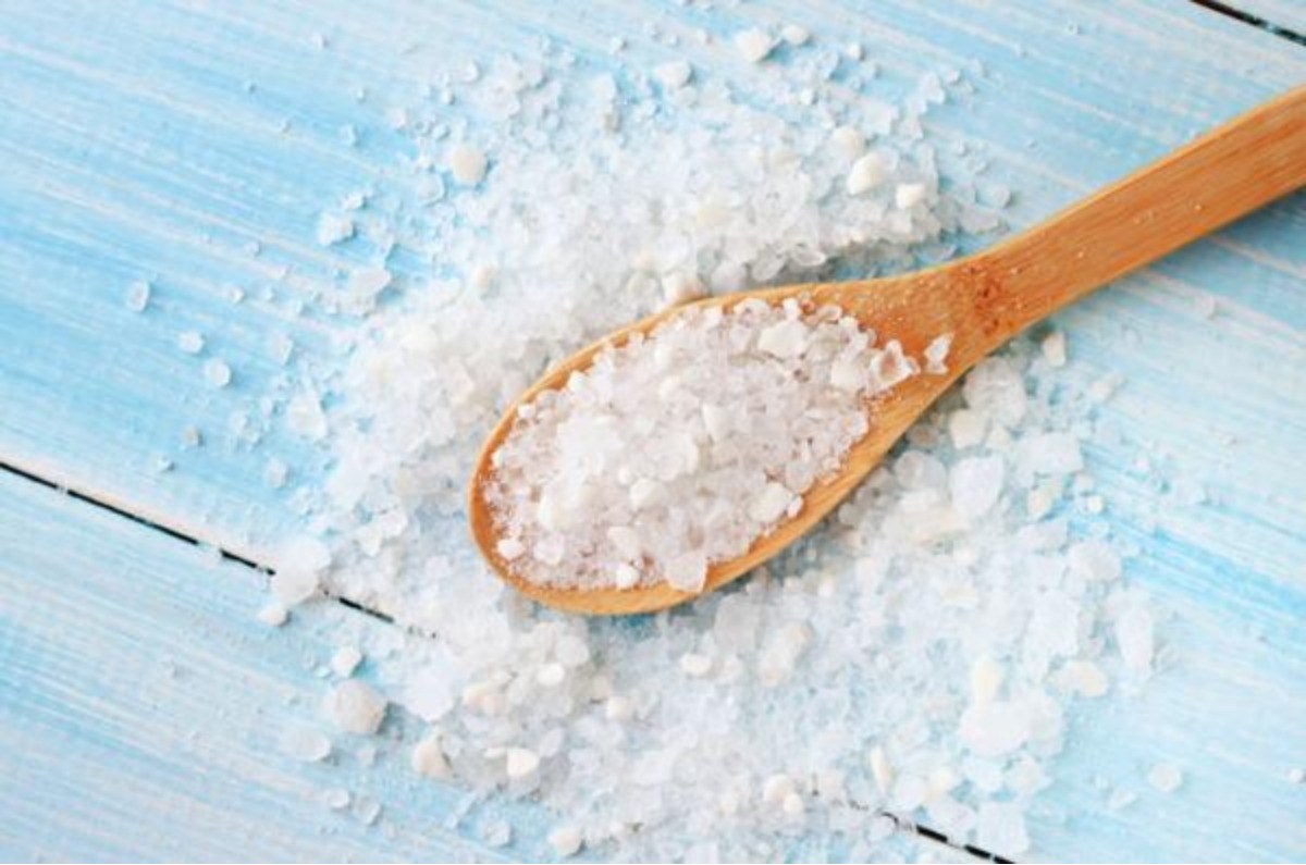 Beneficios de espolvorear sal en la puerta de la entrada de tu casa 
