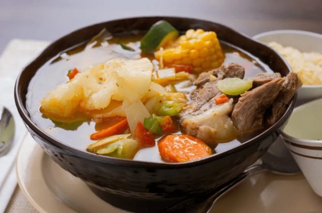 Delicioso caldo de res con col ¡Con solo 6 ingredientes!