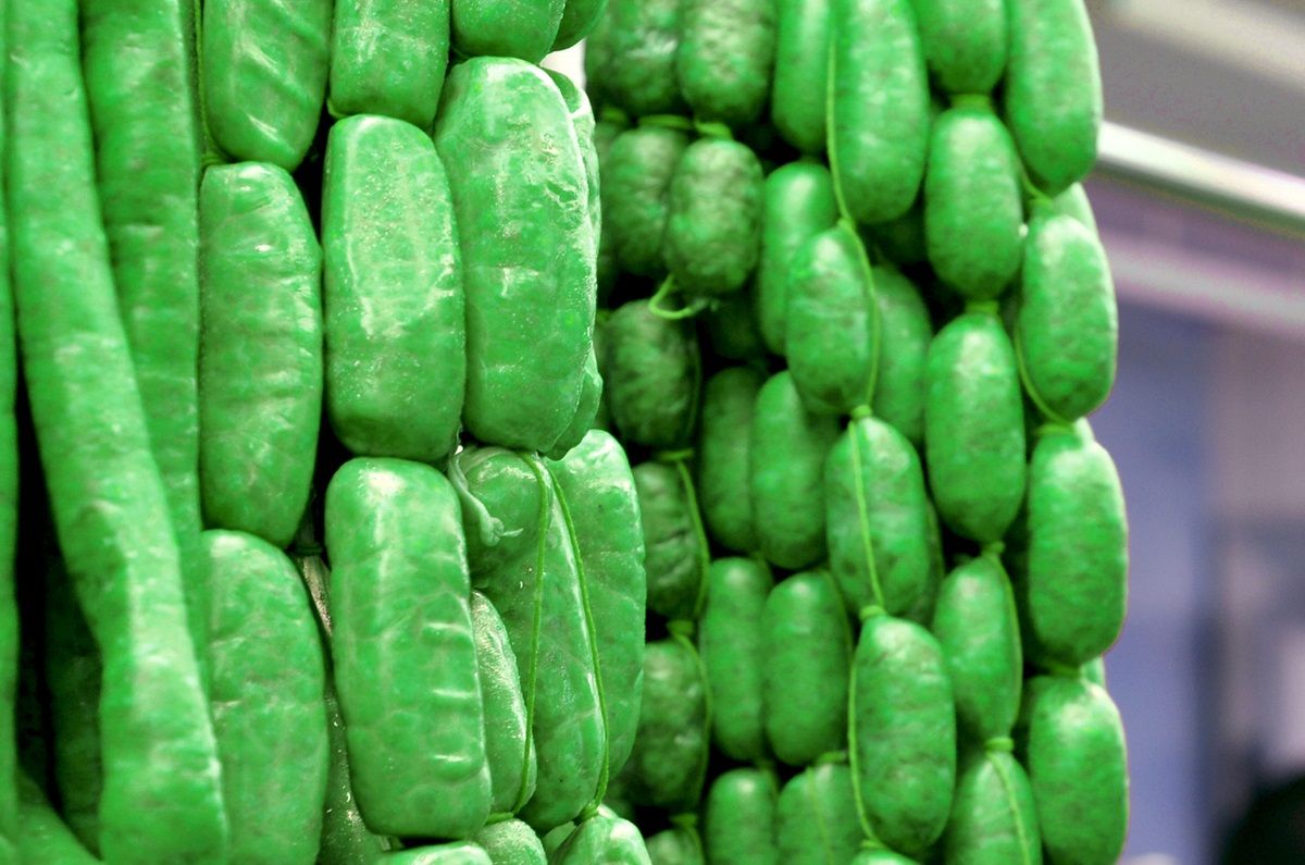 ¿De donde viene el color verde del chorizo de Toluca?