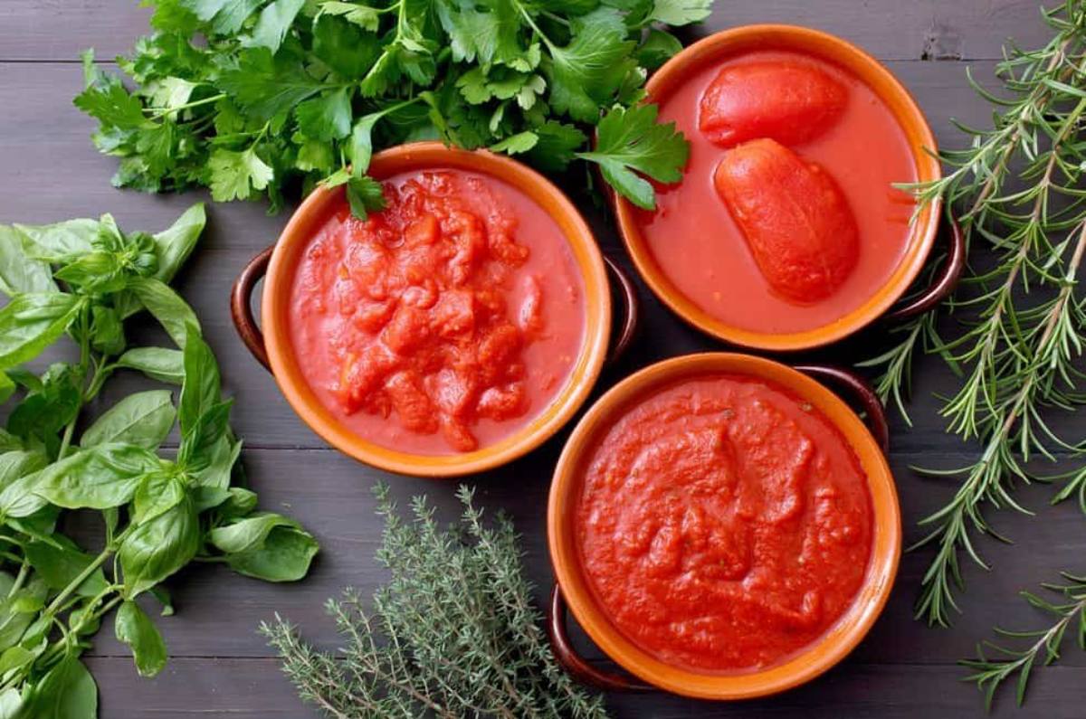 1. Tomate diferente  Esto depende de la receta que sigas y del plato que quieras hacer, pero tu primera opción debería ser utilizar la variedad del tomate como conserva, puré o pasta. Si la receta pide un tipo especial, se puede cambiar y por ende darle una diferencia al sabor o a la consistencia del plato. 