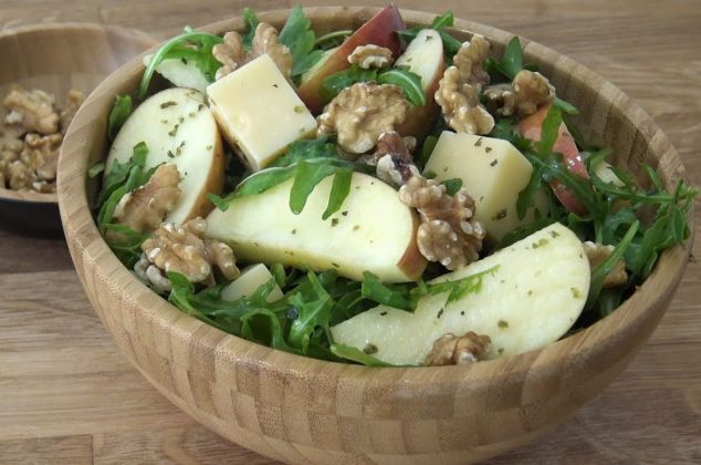 Ensalada con queso, manzana y nueces, ¡lista en 10 minutos!