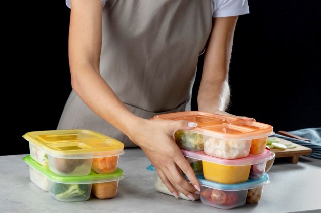 Evita guardar comida en envases de plástico: 3 razones + 1 tip