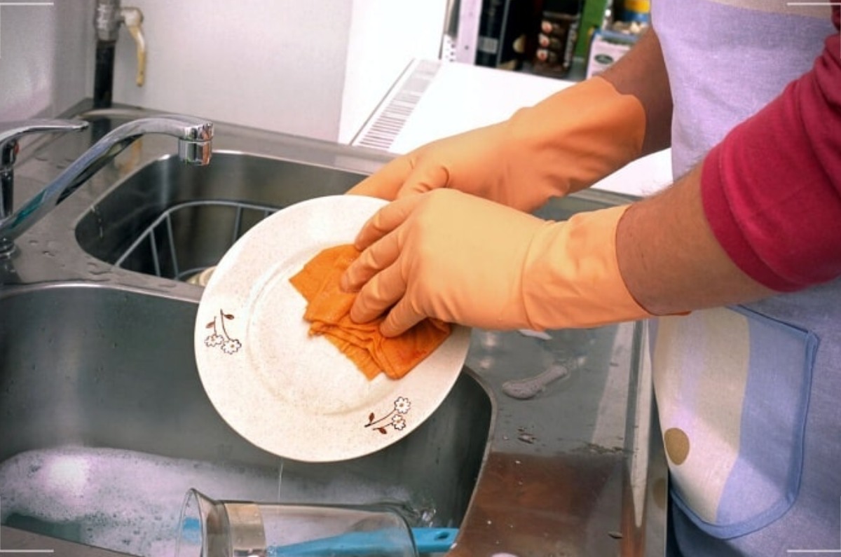 1. Cuidar las manos al lavar los platos