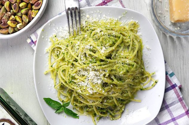 Delicioso espagueti con pesto de pistaches tostados