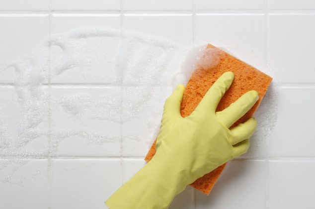 Cómo limpiar los azulejos de la cocina con agua caliente