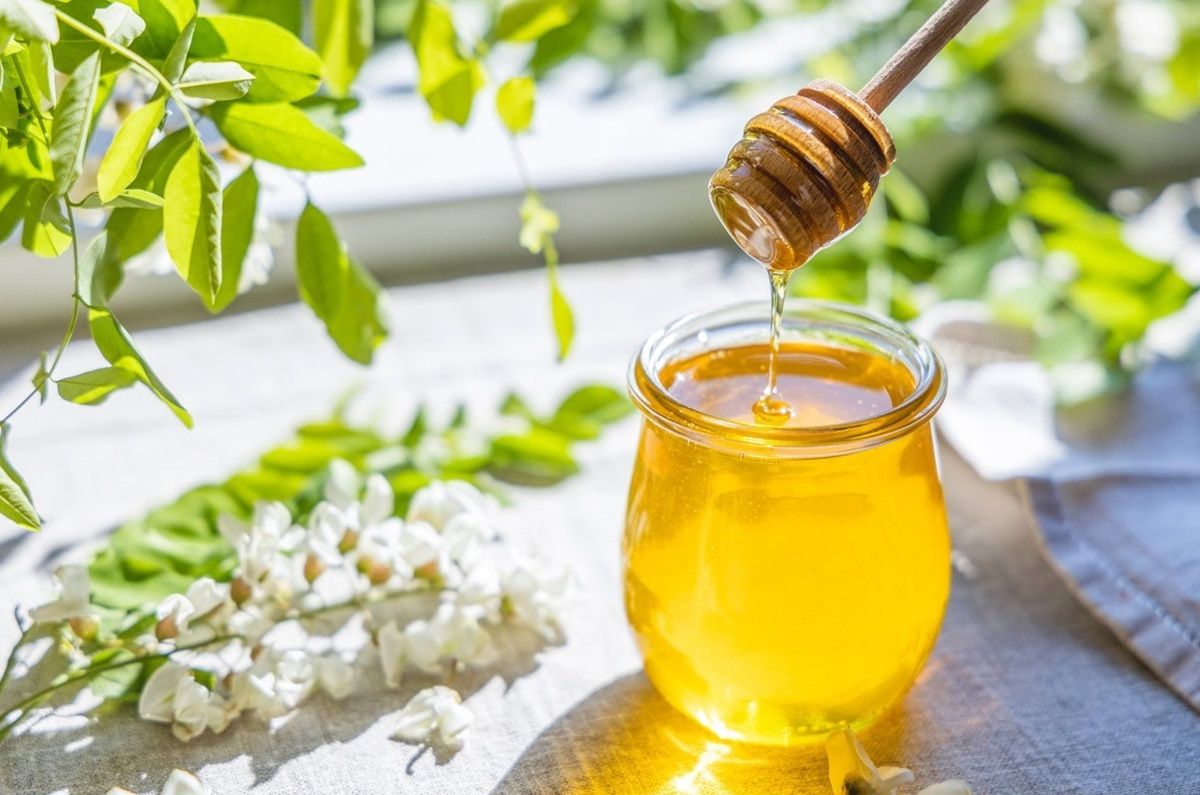 Cómo usar la miel para tener una piel joven y radiante