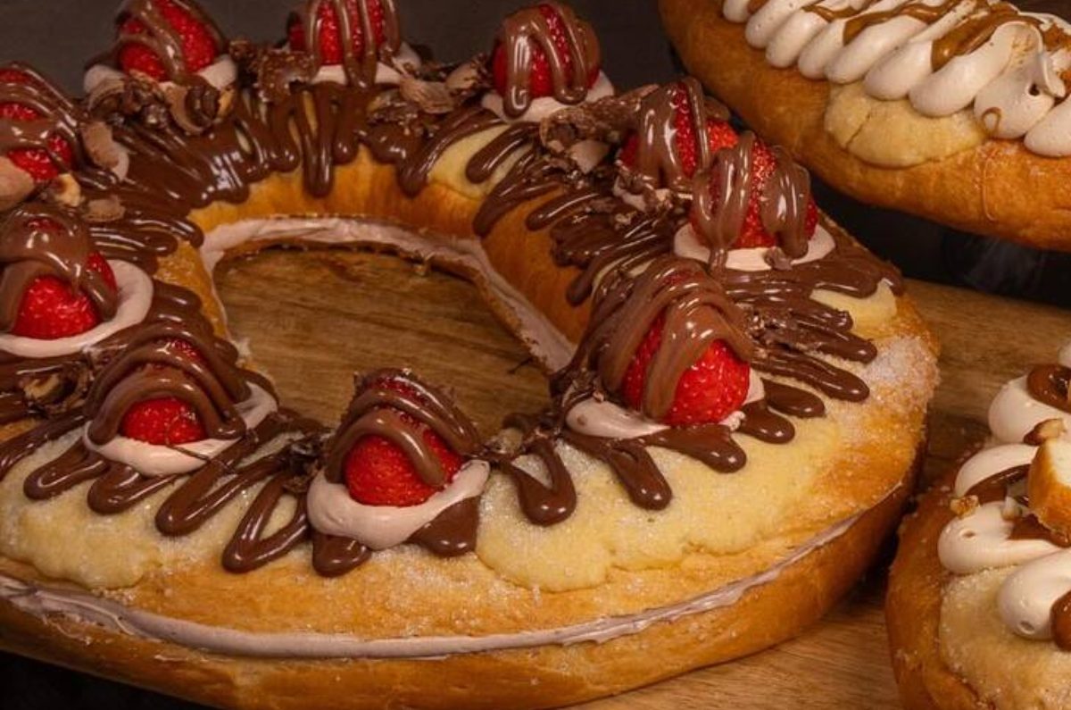 Rosca Nutella y Fresa: Rellena de un suave y cremoso betún con Nutella y rebanadas de fresas frescas, la rosca está decorada con más fresas, Nutella y chocolate Ferrero Rocher triturado.