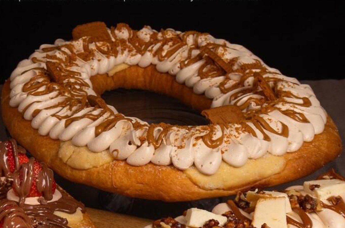 Rosca Lotus: Este postre es un nuevo sabor que se agrega a la colección especial de roscas de La Postrería. La rosca está inyectada de Lotus, decorada con más Lotus, betún cremoso de cookie butter hecho con Lotus y espolvoreada con galleta Lotus biscoff molida.