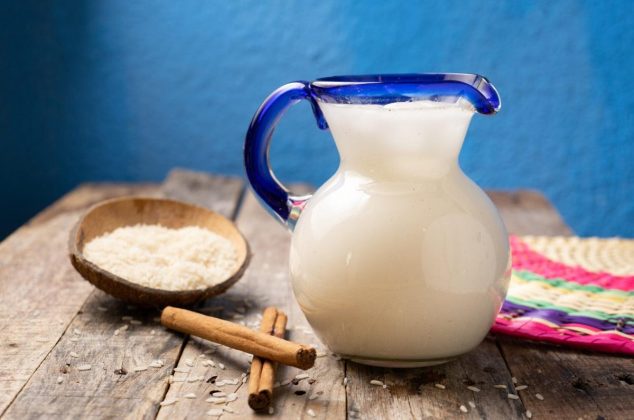 Cómo preparar una fría y deliciosa agua de horchata con almendras