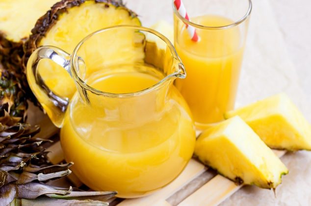 Receta de agua de piña con hierbas aromáticas + beneficios