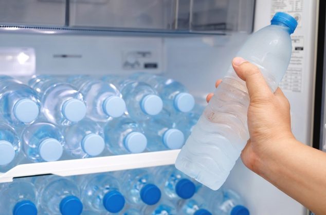 El peligro de poner botellas de agua en el congelador