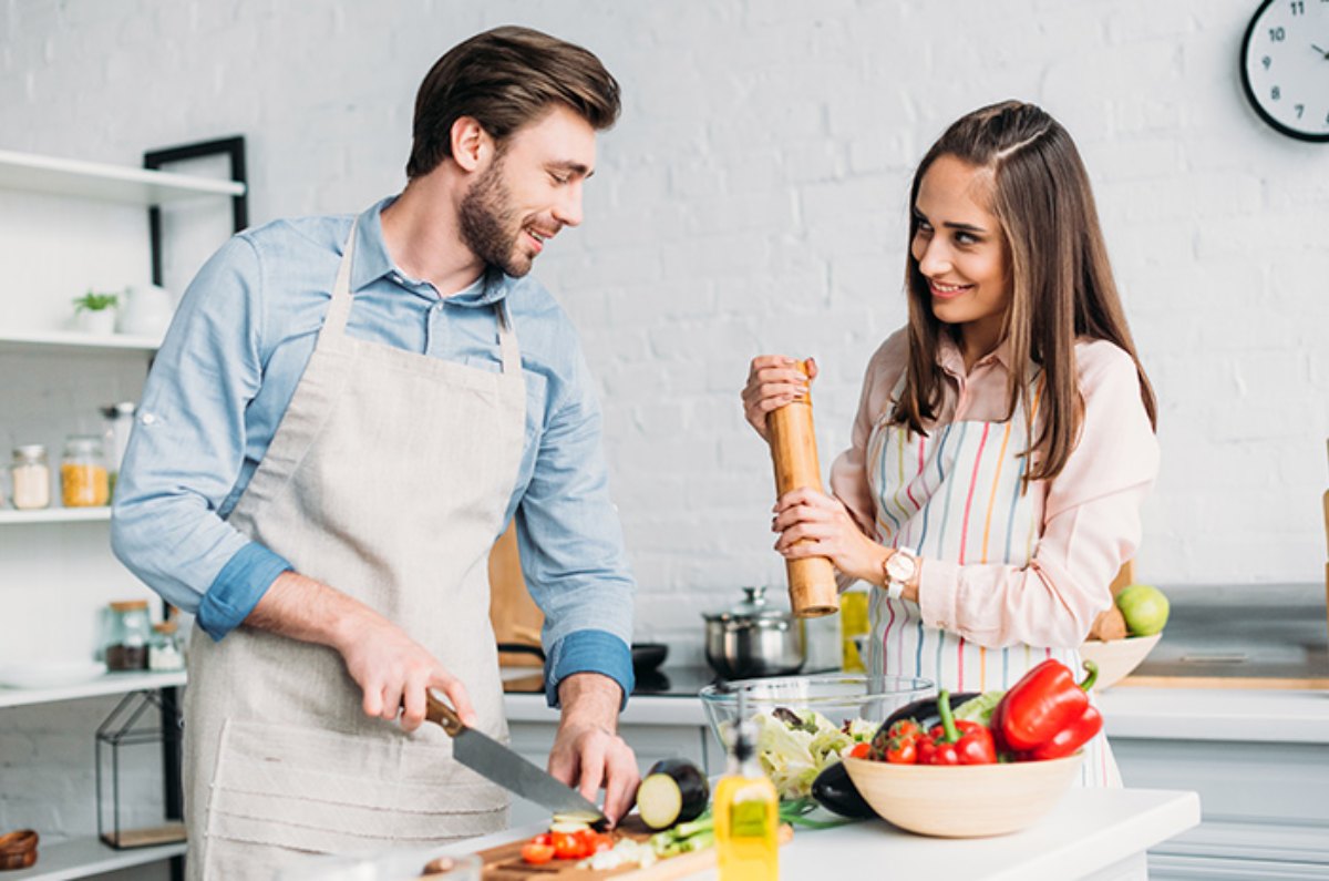 Estos son los 5 beneficios que no conocías de cocinar junto a tu pareja