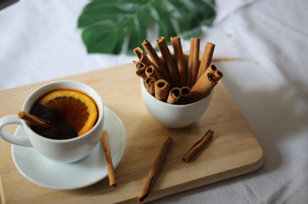 Fuente rica de antioxidantes:  El té de canela contiene varios antioxidantes que ayudan a mantener en buen estado nuestro organismo. Además, combate la oxidación causada por los radicales libres que pueden dañar a las células del cuerpo, ocasionando diabetes, cáncer o enfermedades cardíacas.