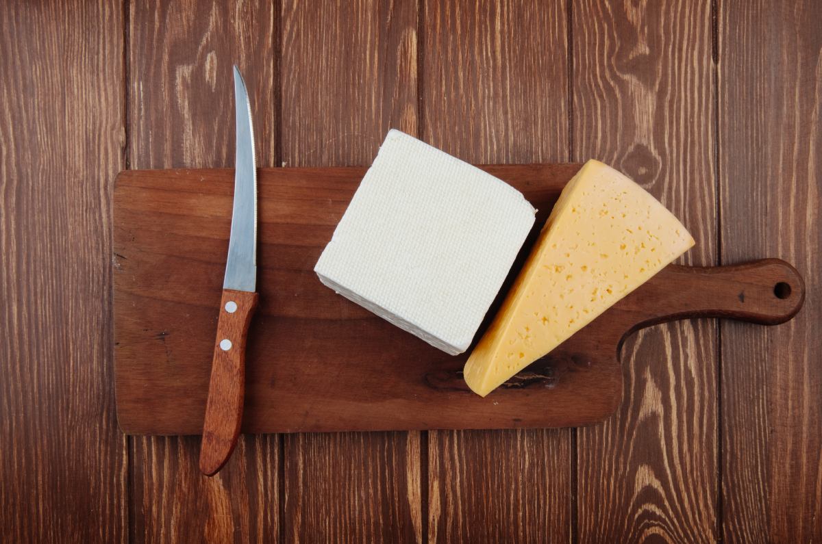 La mejor manera de cortar queso, fácil y como un profesional