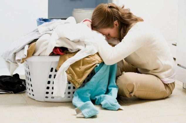 ¿Tu ropa limpia todavía huele a humedad? Este ingenioso truco lo resolverá