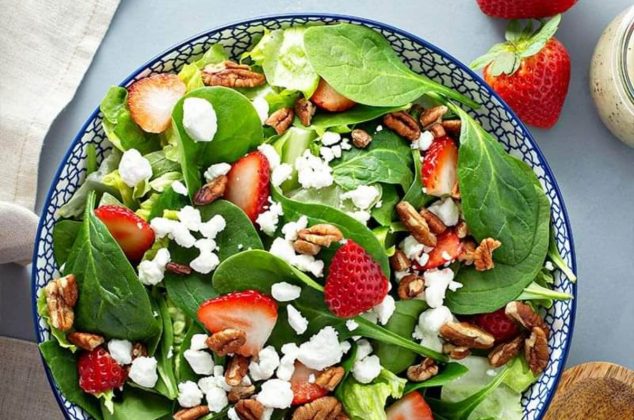 Ensalada de espinaca con fresas, queso y almendras ¡En 10 minutos!