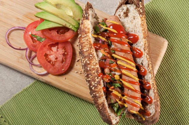 Hot dog con salchicha de chícharos y pico de gallo ¡En 4 pasos!