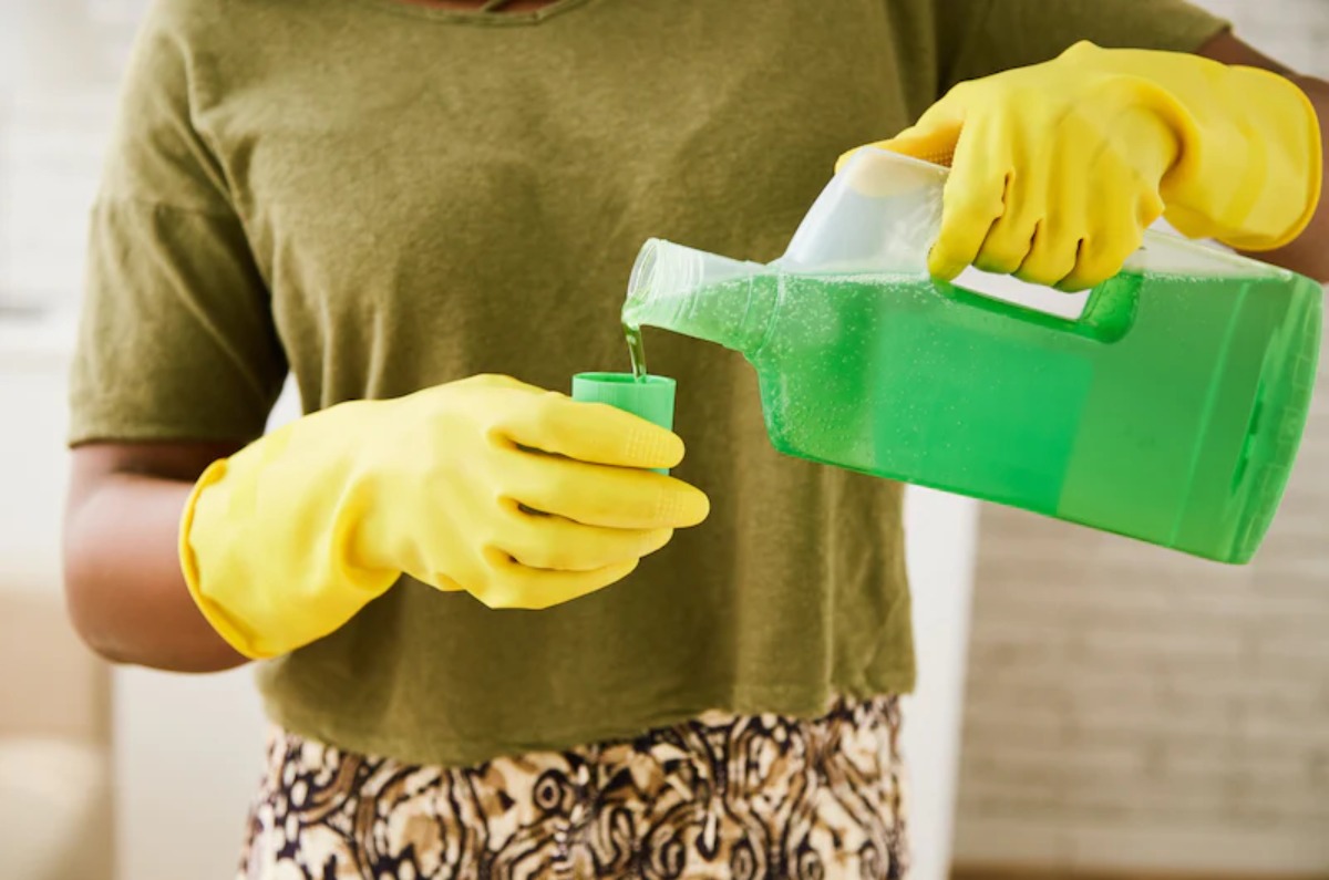 Jabón para trastes verde claro. Es un producto poco interesante; es el que resulta más caro (su precio por litro es casi el doble) y su concentración de materia activa es la menor (22%) y no tiene ninguna ventaja en la hidratación de la piel en los productos que añaden Aloe Vera. 