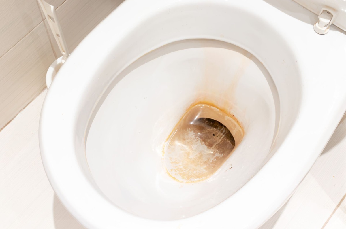 Aprende a quitar el sarro y manchas del inodoro con este truco