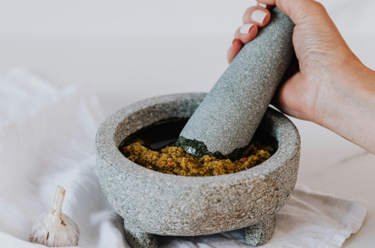 Descubre cómo curar un molcajete nuevo de piedra volcánica en 5 pasos 1