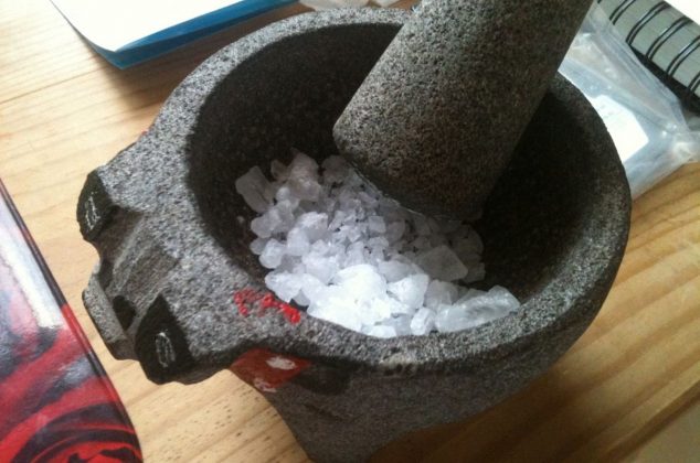 Descubre cómo curar un molcajete nuevo de piedra volcánica en 5 pasos