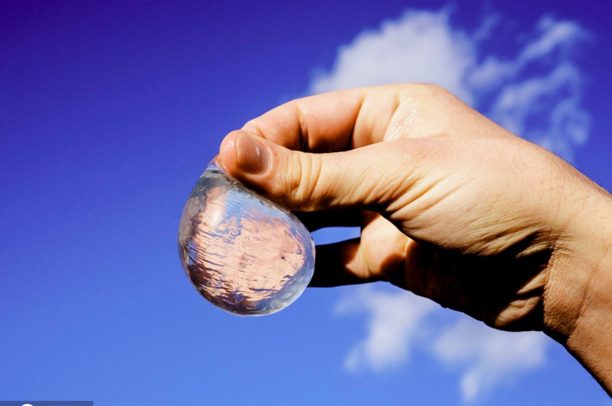 Esta bolita de agua está hecha con algas por lo que es biodegrable y comestible.