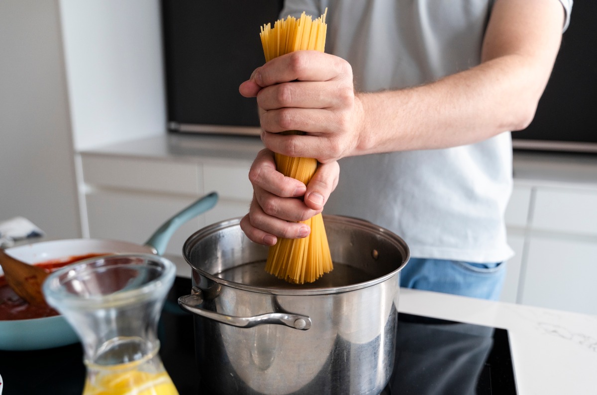 agregar sal al agua de la pasta